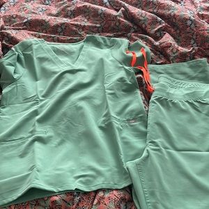 Figs surgical green scrub set